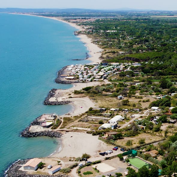 Camping Californie Plage - L\'espace aquatique - vue aérienne du camping et de la mer