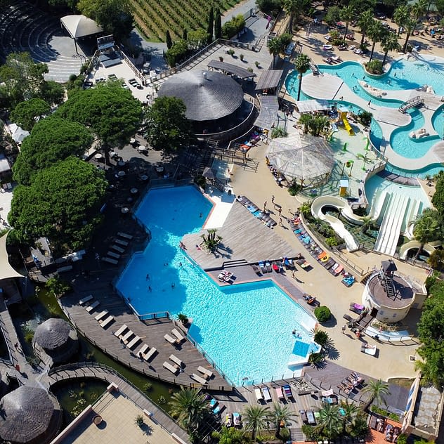 Camping les Tournels : Vue aérienne de l'espace aquatique et du camping -