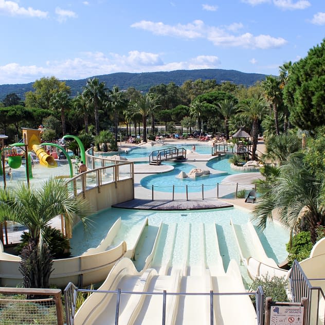 Campeggio Les Tournels: Parco acquatico - Vista degli scivoli e delle piscine