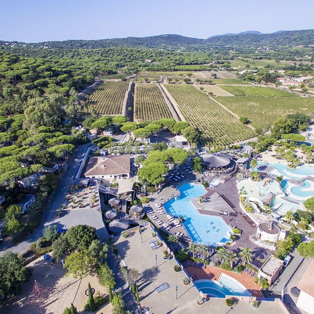 Campeggio Les Tournels: Vista aerea generale sul campeggio e parco acquatico