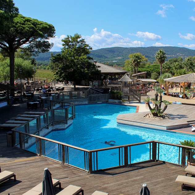 Campeggio Les Tournels: Parco acquatico - Vista della piscina dal solarium