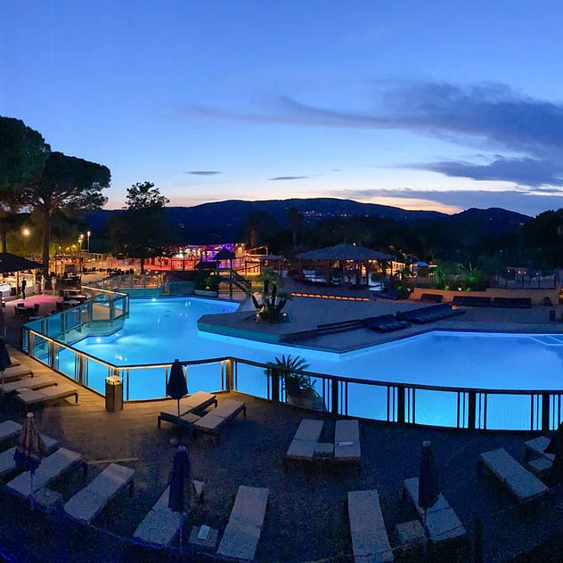 Campeggio Les Tournels: Parco acquatico - Vista della piscina di notte