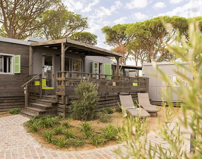 Kemping Les Tournels: domek dla 4 osób L'Oustaloun – widok z zewnątrz