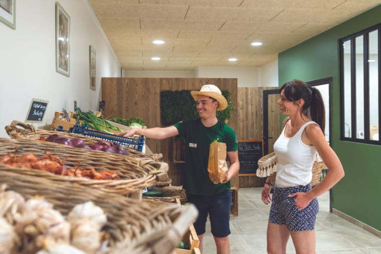 Camping Le Brasilia, services, le commerce de Radouane, maraicher, fruits et légumes