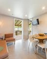 Camping Arc en Ciel - Locations - Cottage Calys - Salon - Cuisine