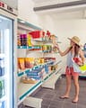 Camping Arc en Ciel - Services - Woman shopping at the grocery store