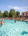 Camping Arc en Ciel - Espace aquatique - Famille qui joue au ballon dans la piscine