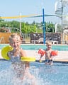 Camping La Plage Fleurie - Espace aquatique - Enfants qui jouent dans la pataugeoire 