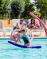 Camping La Plage Fleurie - Espace aquatique - Enfants qui jouent dans la pataugeoire sous la surveillance de leurs parents