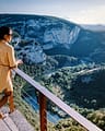 Ardèche - Femme qui contemple une vue panoramique des Gorges de l\'Ardèche