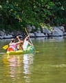 Camping La Plage Fleurie - Activités - Couple qui fait du canoë sur l\'Ardèche