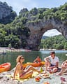 Ard&egrave;che - Pique-nique en face de l\'Arche du Pont d\'Arc