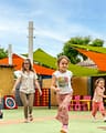 Camping La Plage Fleurie - Club enfants - Enfants qui jouent avec une animatrice