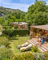 Camping La Plage Fleurie - Hébergements - Couple assis sur la terrasse de leur cottage