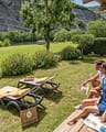 Camping La Plage Fleurie - H&eacute;bergements - Couple assis sur la terrasse de leur cottage en bord de l\'Ard&egrave;che