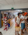 Camping La Plage Fleurie - Services - Couple qui fait ses courses à l\'épicerie