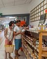 Camping La Plage Fleurie - Services - Couple qui fait ses courses à l\'épicerie