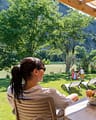 Camping La Plage Fleurie - Hébergements - Couple sur la terrasse de leur cottage